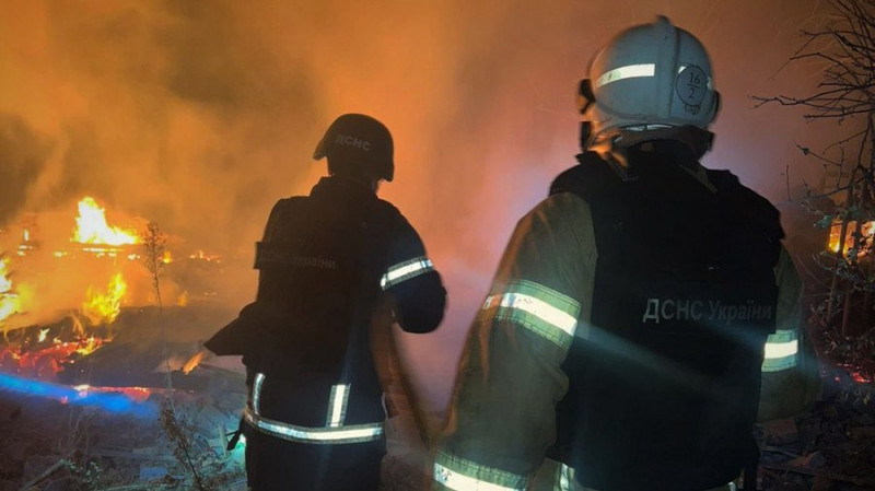 Один пожежник загинув, двоє — поранені: росіяни атакували БпЛА фахівців ДСНС, коли ті гасили займання після влучання