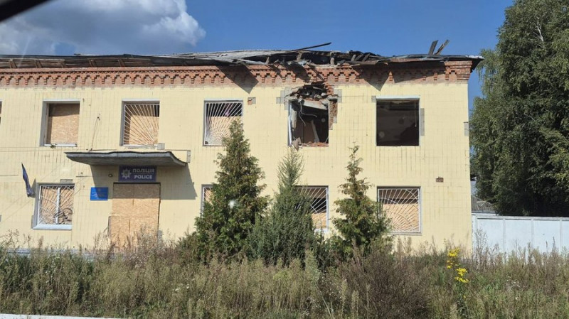 Росіяни "Градами" обстріляли Семенівку: поранений 74-річний чоловік, пошкоджені лікарня, підприємство та будинки