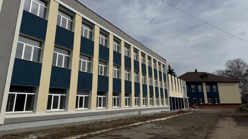 "Школа гарна, є місця для відпочинку": у Чернігові пройшов 1-й дзвоник у гімназії №13, яку відновили після бомбардувань
