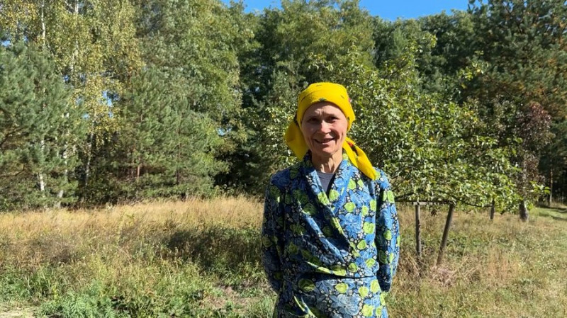 "Жити так, щоб рухатись між туалетом і кухнею, не цікаво": історія подружжя, яке 15 років живе у лісі на Чернігівщині