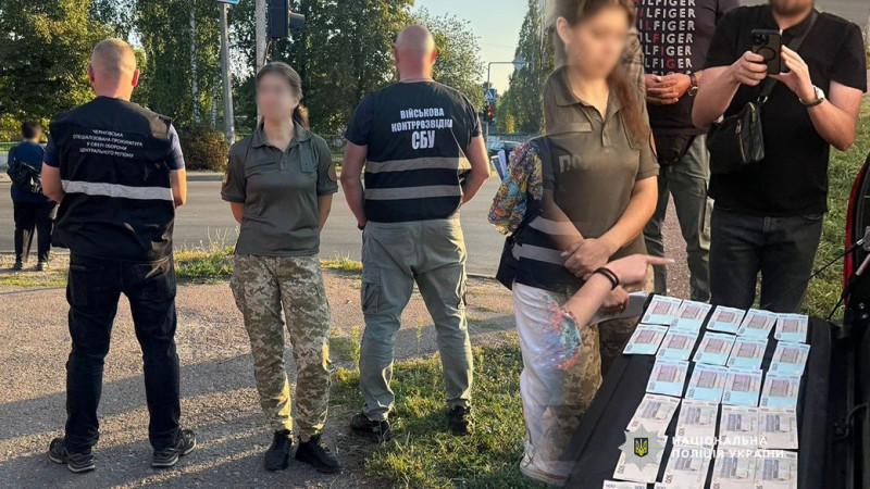 За 20 тисяч гривень обіцяла зняти з розшуку: на Чернігівщині затримали співробітницю ТЦК та СП