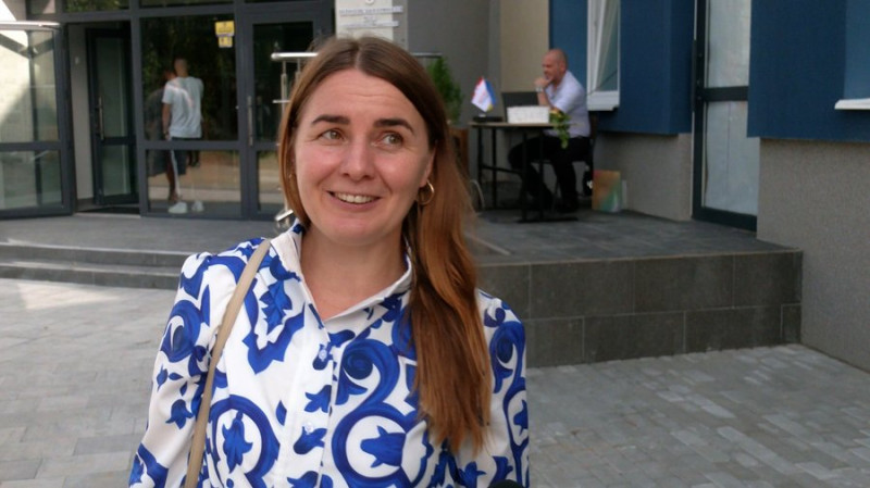"Школа гарна, є місця для відпочинку": у Чернігові пройшов 1-й дзвоник у гімназії №13, яку відновили після бомбардувань