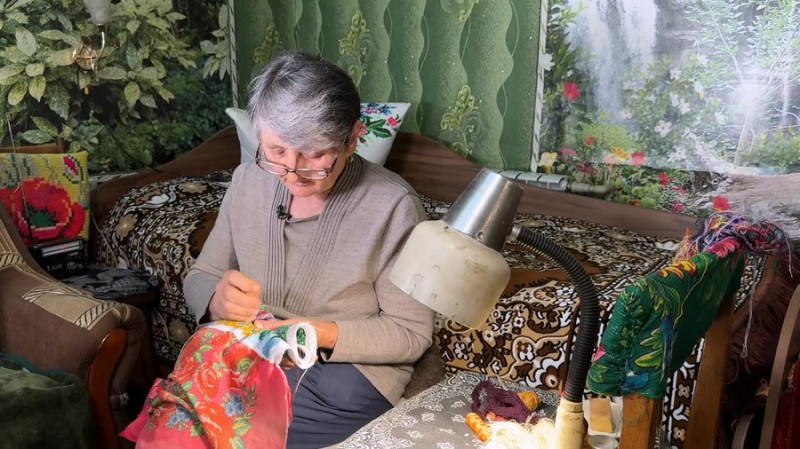 Почала вишивати, щоб врятуватися від депресії: історія Надії Приходько з Чернігіщини