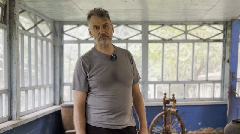 Родина з Луганщини придбала будинок на Чернігівщині, якому 80 років, і відновлює його автентичний вигляд