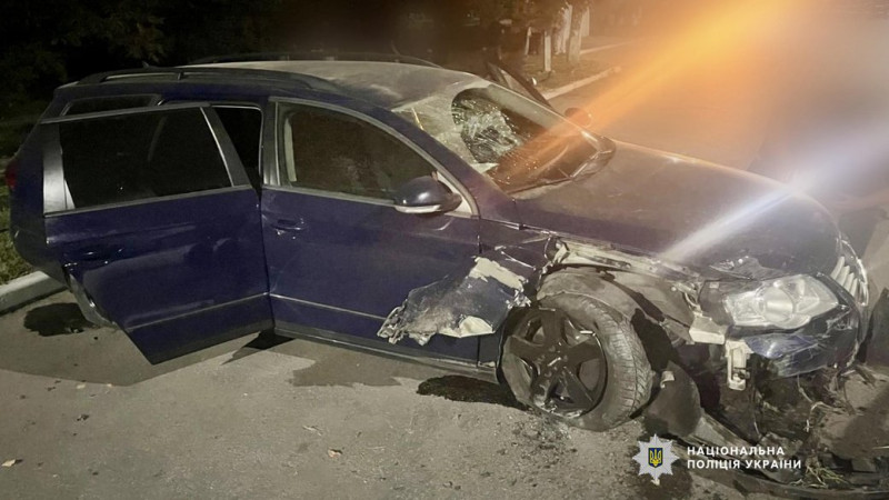У Мені на Чернігівщині водій у стані алкогольного сп'яніння зіткнувся з електроопорою та парканом