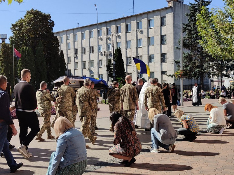 На Чернігівщині поховали бійців Романа Бугаєва, Дмитра Кручка та В'ячеслава Дорошенка, які загинули на фронті