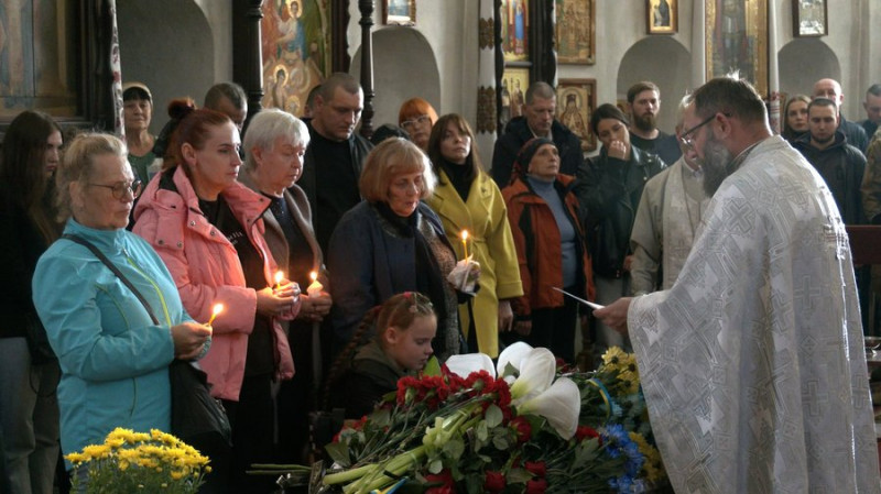 У Чернігові попрощалися з бійцем, який загинув від ракетного удару росіян по полігону в Гончарівському