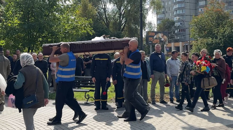 "Він завжди був душею компанії": попрощалися з рятувальником Олександром Гулою, який загинув від атаки РФ по Ніжину