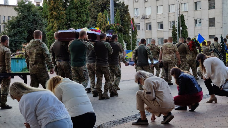 На Чернігівщині попрощалися з двома бійцями: Сергієм Гнітієм та Дмитром Шатаном, які загинули на фронті