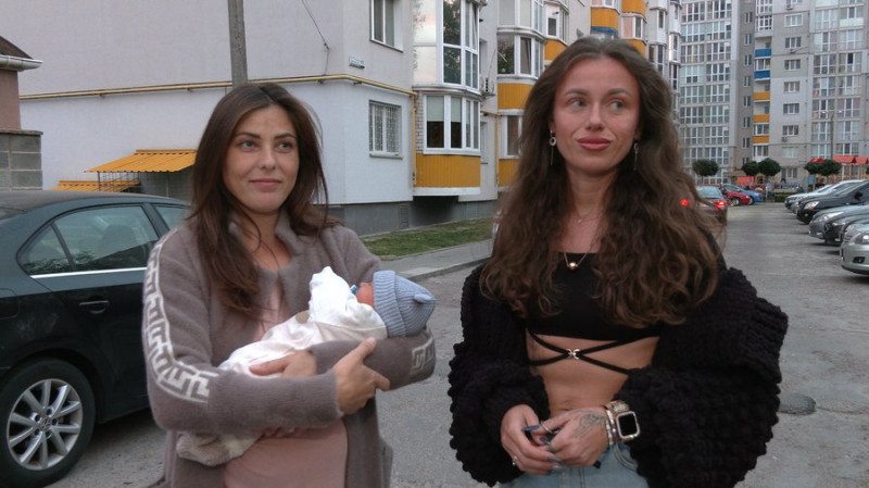 "Я сказала Юлі: «Лови!» – і ми зловили Сашка": у Чернігові жінка народила біля під'їзду