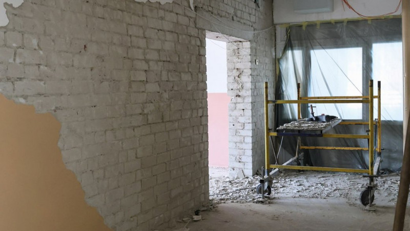 "Школа гарна, є місця для відпочинку": у Чернігові пройшов 1-й дзвоник у гімназії №13, яку відновили після бомбардувань