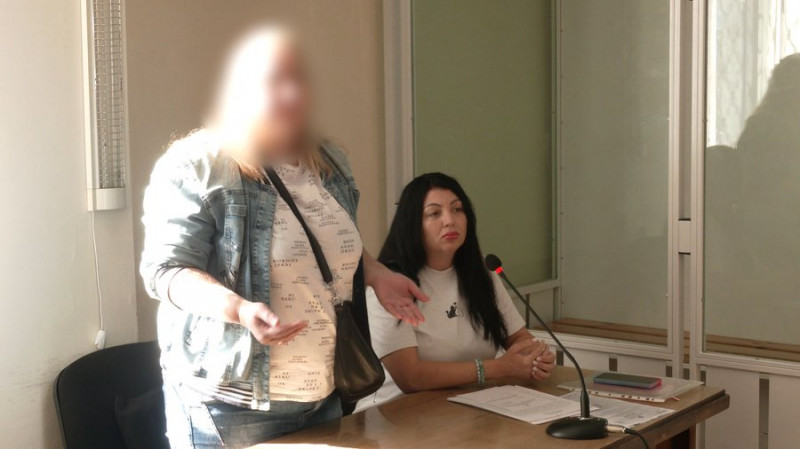 Матір однієї з дівчат, які скинули кота з дев'ятого поверху в Чернігові, оштрафували: що сказала жінка у суді