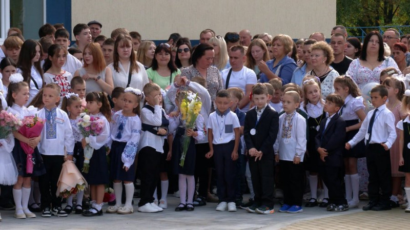 "Школа гарна, є місця для відпочинку": у Чернігові пройшов 1-й дзвоник у гімназії №13, яку відновили після бомбардувань
