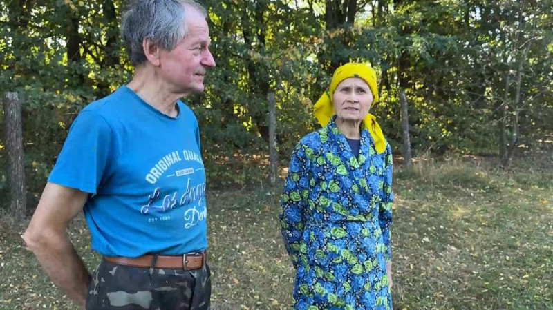 "Жити так, щоб рухатись між туалетом і кухнею, не цікаво": історія подружжя, яке 15 років живе у лісі на Чернігівщині