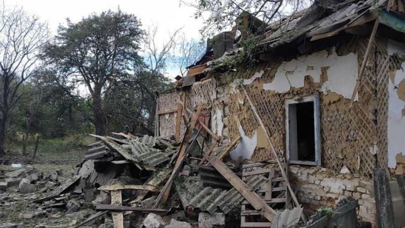 Зруйнований будинок, горіла суха рослинність: наслідки російських ударів по двох районах Чернігівщини