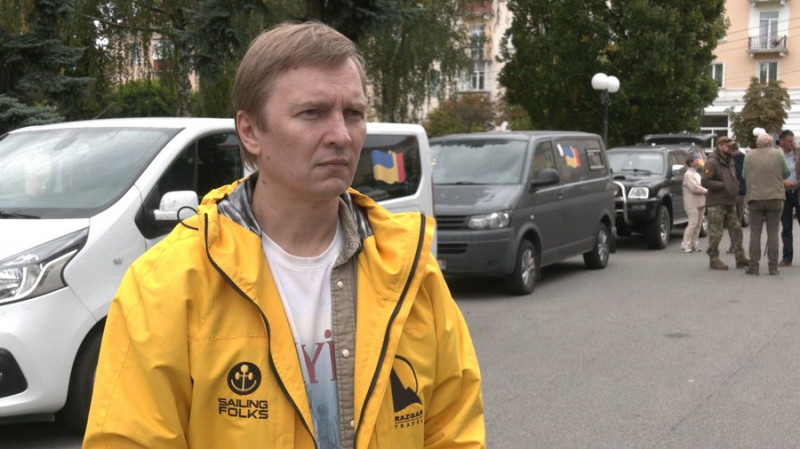 Привіз 10 автівок, три з яких передав військовим із Чернігівщини: як бельгійський граф допомагає ЗСУ