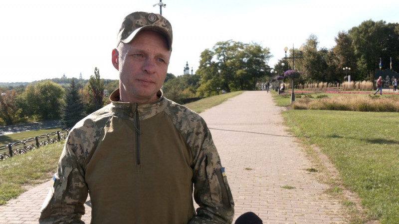 У Чернігові попрощалися з бійцем, який загинув від ракетного удару росіян по полігону в Гончарівському