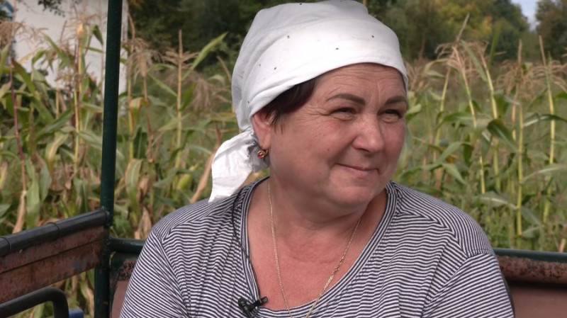 "Навіщо саджаю? Бо інакше не можу": історія старости з Коропщини, яка сама копає картоплю трактором