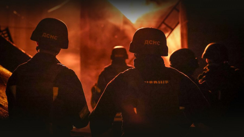 "Нас відкинуло ударною хвилею": рятувальники розповіли про подвійні удари РФ у Ніжині та Бахмачі