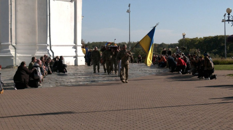 У Чернігові попрощалися з бійцем, який загинув від ракетного удару росіян по полігону в Гончарівському