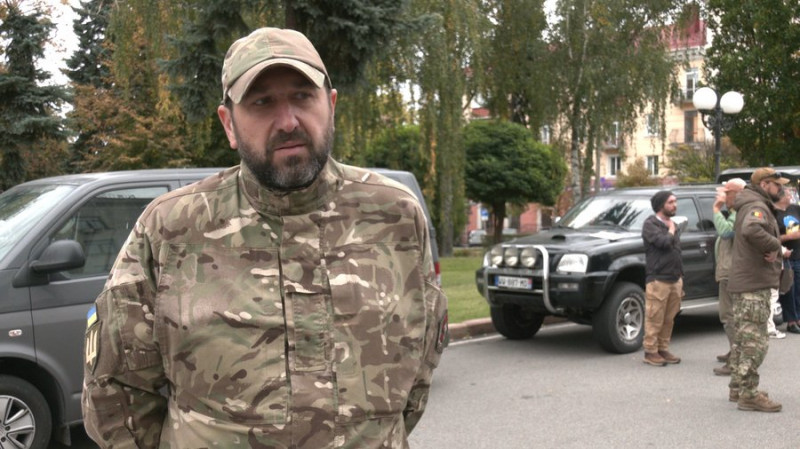 Привіз 10 автівок, три з яких передав військовим із Чернігівщини: як бельгійський граф допомагає ЗСУ
