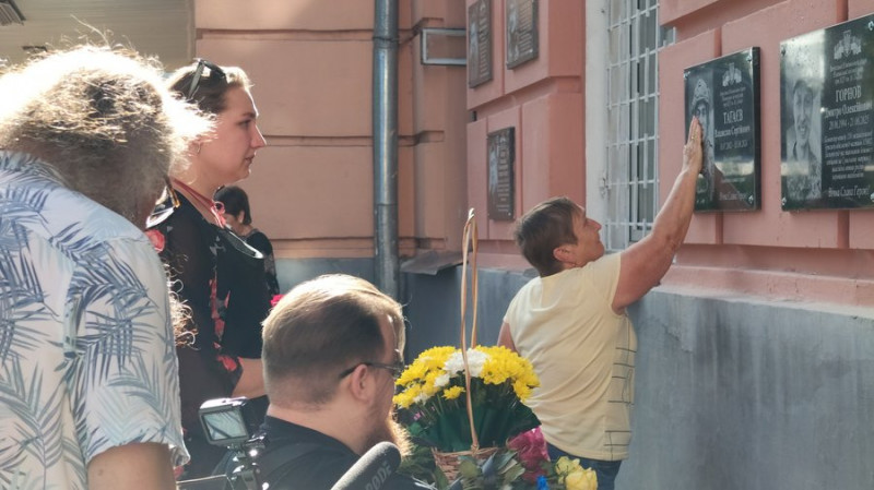 У Ніжині відкрили меморіальні дошки на честь загиблих захисників Дмитра Горнова та Владислава Тагаєва