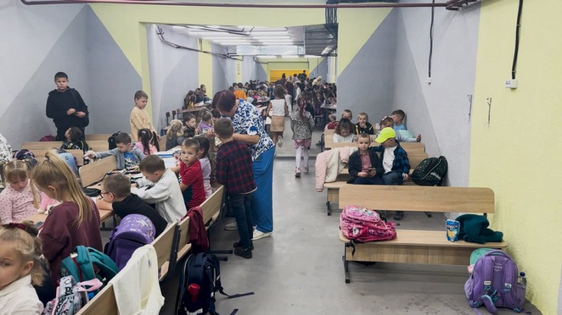7 шкіл працюють очно, 4 – позмінно або дистанційно: як у Прилуках проходить навчання під час затяжних повітряних тривог