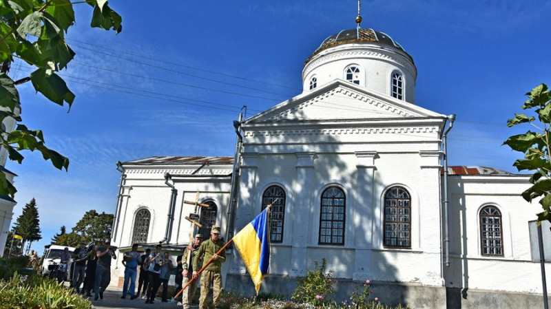 На Чернігівщині поховали бійців Романа Бугаєва, Дмитра Кручка та В'ячеслава Дорошенка, які загинули на фронті