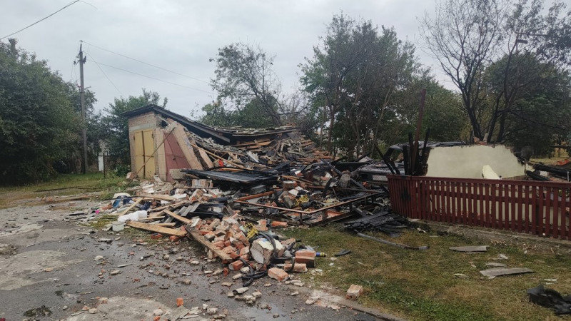 Три гаражі знищені, один автомобіль згорів: російський "шахед" атакував Мену на Чернігівщині