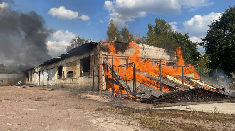 Росіяни "Градами" обстріляли Семенівку: поранений 74-річний чоловік, пошкоджені лікарня, підприємство та будинки