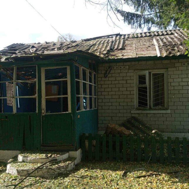 Другу добу ворог атакує два села на прикордонні Чернігівщини: уражені старостат, будинки та автівка (Фото)