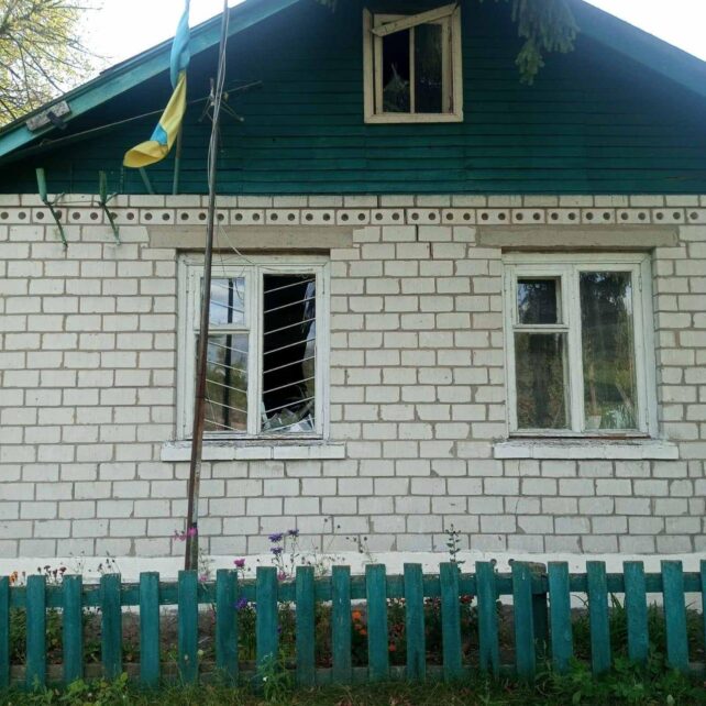 Другу добу ворог атакує два села на прикордонні Чернігівщини: уражені старостат, будинки та автівка (Фото)