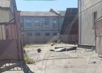 У центрі Ніжина на Чернігівщині впали уламки збитого "шахеда" У центрі Ніжина на Чернігівщині впали уламки збитого «шахеда»