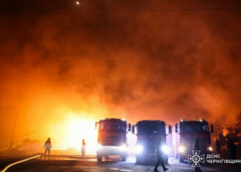 Під час ліквідації наслідків атаки РФ на Ніжин зазнали травм четверо рятувальників Під час ліквідації наслідків атаки РФ на Ніжин зазнали травм четверо рятувальників