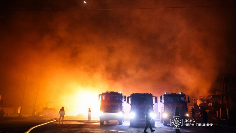 Під час ліквідації наслідків атаки РФ на Ніжин зазнали травм четверо рятувальників