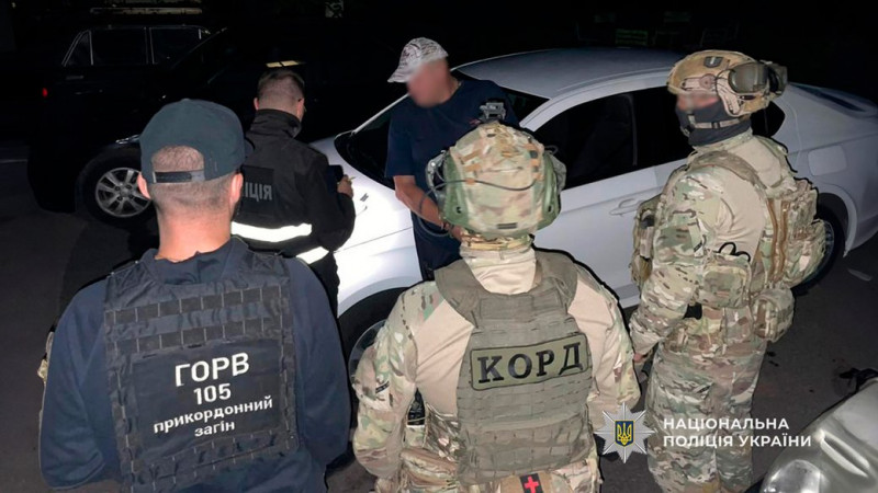 За 6 000 доларів до Білорусі: на Чернігівщині затримали підозрюваних в організації перетину кордону чоловіками