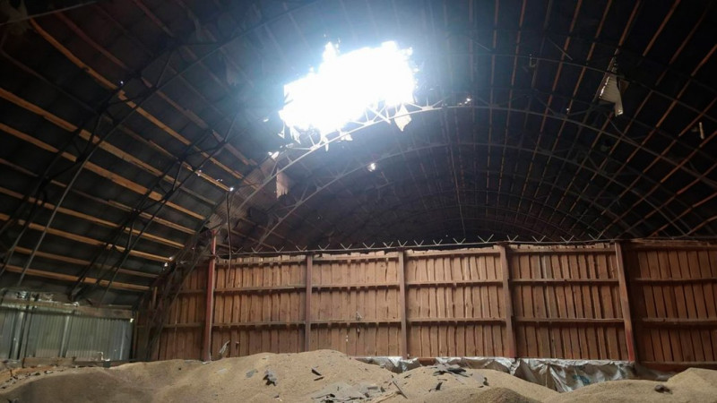 Зі ствольної артилерії та FPV-дронами росіяни атакували фермерське господарство на прикордонні Семенівської громади