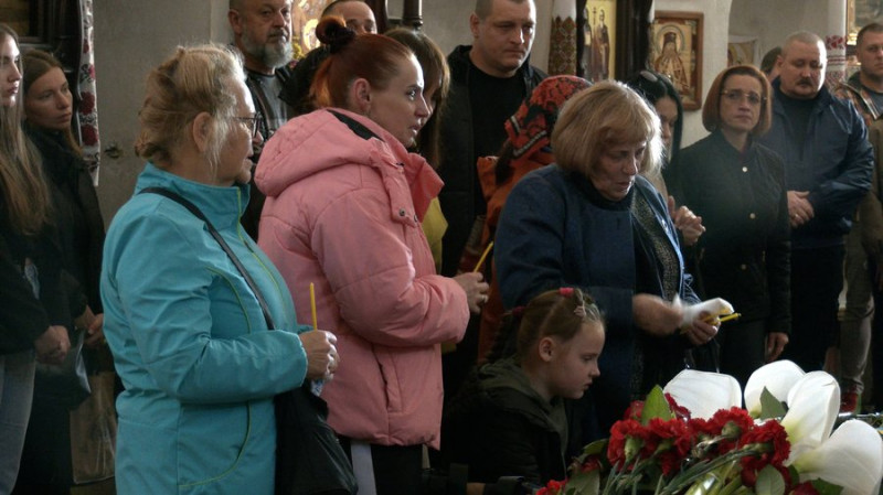 У Чернігові попрощалися з бійцем, який загинув від ракетного удару росіян по полігону в Гончарівському