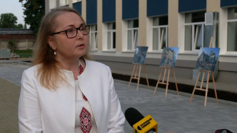 "Школа гарна, є місця для відпочинку": у Чернігові пройшов 1-й дзвоник у гімназії №13, яку відновили після бомбардувань