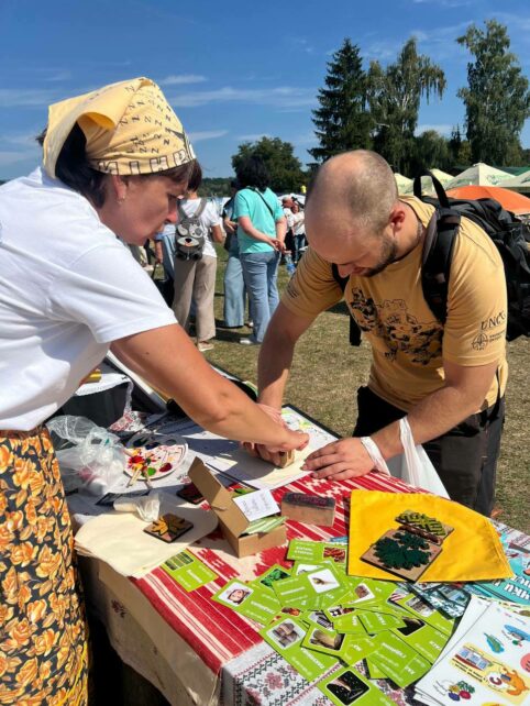 На Чернігівщині можна навчитися ткати на майже 150-річному верстаті, зробленому без єдиного гвіздка