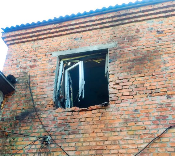 На Чернігівщині показали наслідки влучання безпілотника в багатоквартирний будинок (Фото)