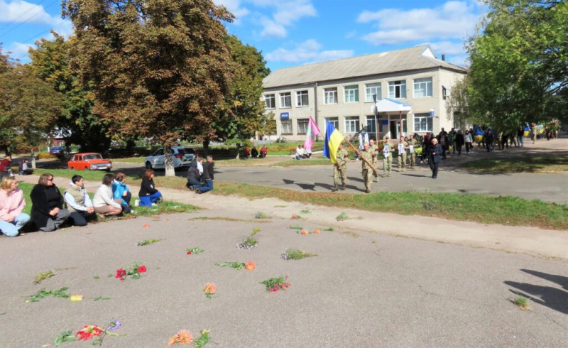 На Чернігівщині провели в останню путь воїна-захисника