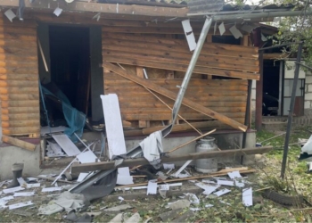 На Чернігівщині ворожий дрон влетів у подвір’я: постраждали чоловік та жінка (Фото) На Чернігівщині ворожий дрон влетів у подвір’я: постраждали чоловік та жінка (Фото)