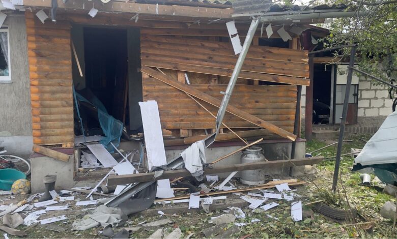 На Чернігівщині ворожий дрон влетів у подвір’я: постраждали чоловік та жінка (Фото)