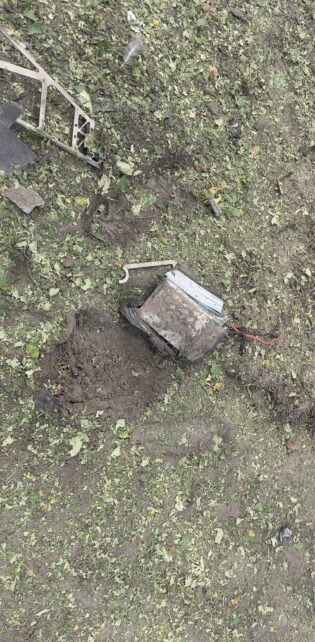 На Чернігівщині ворожий дрон влетів у подвір’я: постраждали чоловік та жінка (Фото)