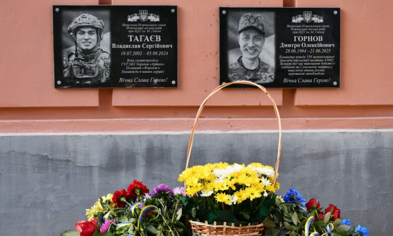 На фасаді ліцею на Чернігівщині увічнили пам’ять випускників, які загинули на війні (Фото)