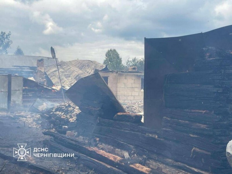 П’ять будинків знищено вщент: ворог атакував прикордонне село на Чернігівщині безпілотниками (Фото)