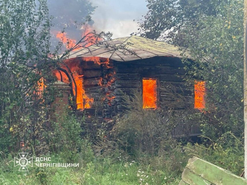 П’ять будинків знищено вщент: ворог атакував прикордонне село на Чернігівщині безпілотниками (Фото)