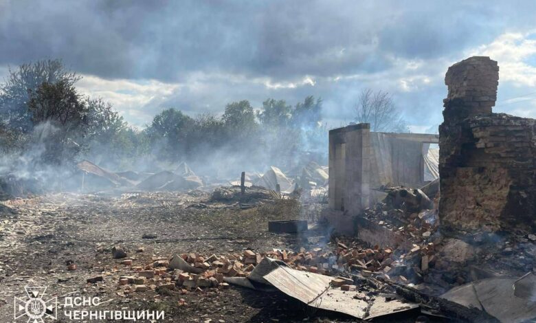 П’ять будинків знищено вщент: ворог атакував прикордонне село на Чернігівщині безпілотниками (Фото)