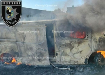 Пошкоджено мікроавтобус, сталася пожежа будинку: наслідки обстрілу Чернігівщини Пошкоджено мікроавтобус, сталася пожежа будинку: наслідки обстрілу Чернігівщини